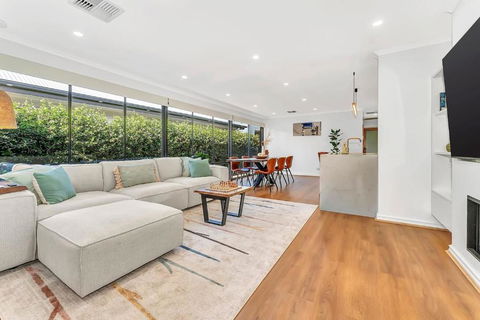 Redbrick Retreat - Generous Coastal Escape - Accommodation Kalgoorlie 0