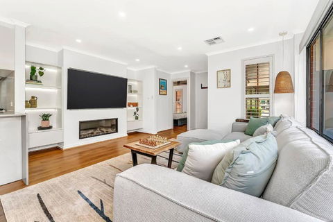 Redbrick Retreat - Generous Coastal Escape - Accommodation Kalgoorlie 1