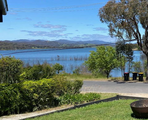 Relax In The Spa With Views Opposite Lake Eildon - Accommodation Kalgoorlie 0