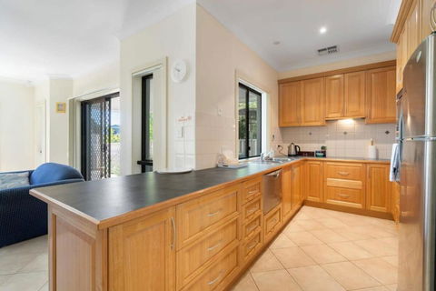 Relax On Charles St - 4A Charles Street Port Elliot - BYO Linen - Accommodation Kalgoorlie 3