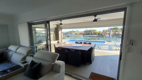 Relax Poolside By The Canal - Accommodation Kalgoorlie 0