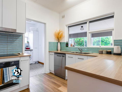 Renovated 3BR One Street To Beach - Accommodation Kalgoorlie 3