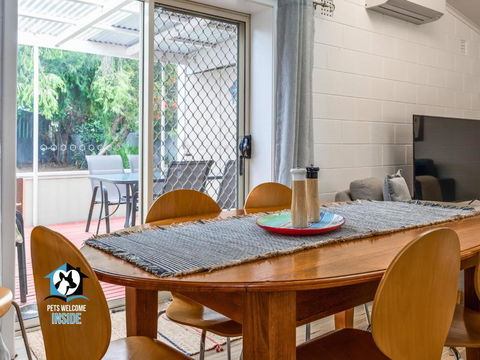 Renovated 3BR One Street To Beach - Accommodation Kalgoorlie 2