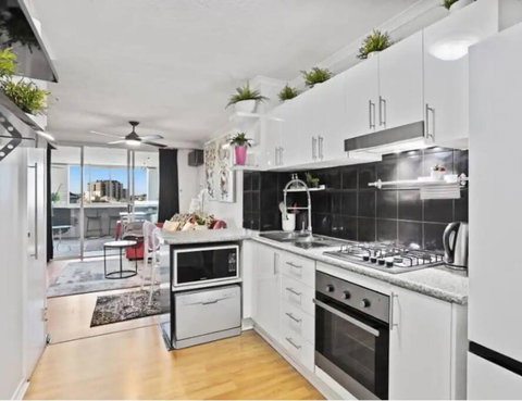 Retro Chic Vibes, Tropical Pool & Prime Location - Accommodation Kalgoorlie 3