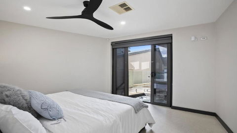 Riptides Booker Bay -Waterfront Apartment, Walk To Shops & Cafes - Accommodation Kalgoorlie 3