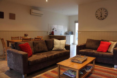 River Rock Cottage Centrally Located And Dog Friendly - Accommodation Kalgoorlie 0