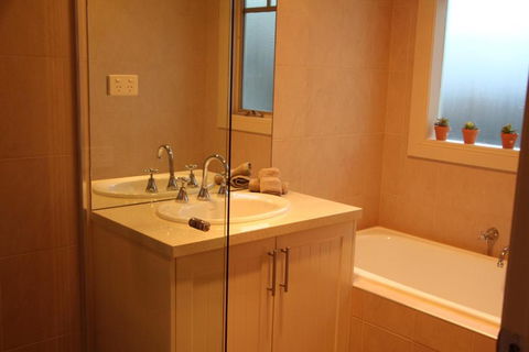 River Rock Cottage Centrally Located And Dog Friendly - Accommodation Kalgoorlie 3