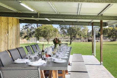 Roads End With Games Barn Ponies Alfresco Dining - Accommodation Kalgoorlie 2