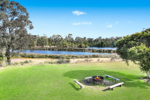 Roads End With Games Barn Ponies Alfresco Dining - Accommodation Kalgoorlie 3