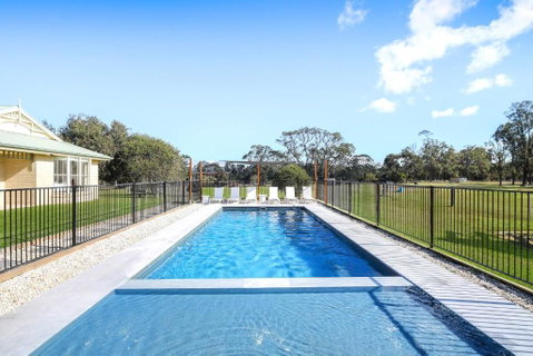 Roads End With Games Barn Ponies Alfresco Dining - Accommodation Kalgoorlie 1