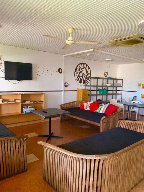 Roey Backpackers And Party Bar - Accommodation Kalgoorlie 3