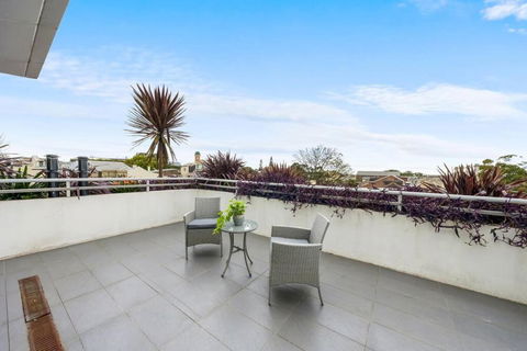 Rooftop 2 Bed Apt With Terrace At Newtown - Accommodation Kalgoorlie 3