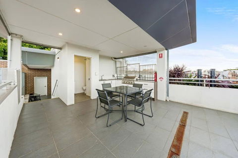 Rooftop 2 Bed Apt With Terrace At Newtown - Accommodation Kalgoorlie 2