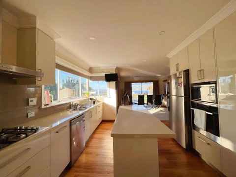 Rose Retreat With Water Front View At Montrose - Accommodation Kalgoorlie 2