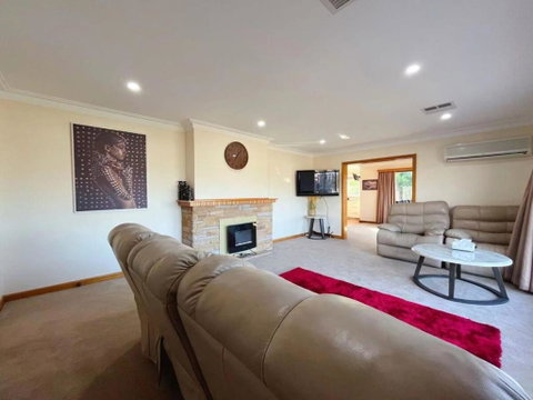 Rose Retreat With Water Front View At Montrose - Accommodation Kalgoorlie 1