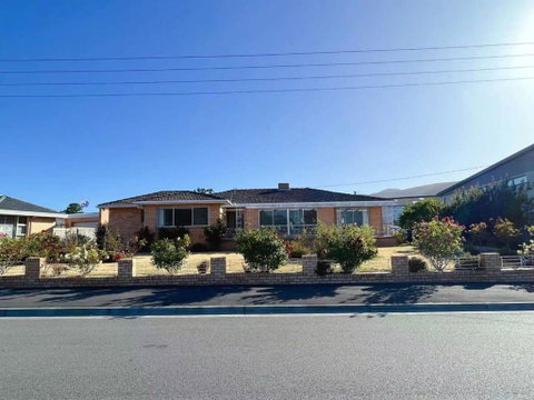 Rose Retreat With Water Front View At Montrose - Accommodation Kalgoorlie 0