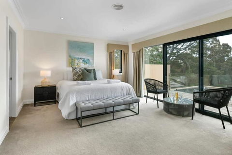Roselawn Retreat - Pool, Incredible Views, Sleeps 8 - Accommodation Kalgoorlie 2