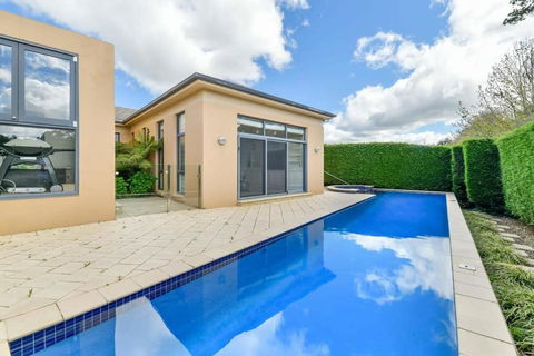 Roselawn Retreat - Pool, Incredible Views, Sleeps 8 - Accommodation Kalgoorlie 3