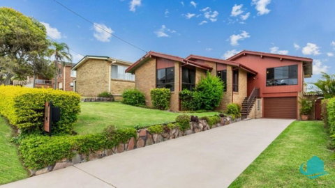 Rosies Retreat - 300m To The Sandy Shores Of Caves Beach - Accommodation Kalgoorlie 3