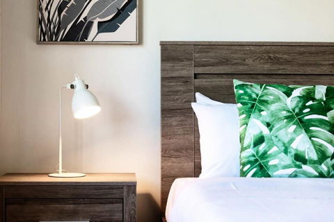 Runaway Bay Waterfront Delight - Accommodation Kalgoorlie 2