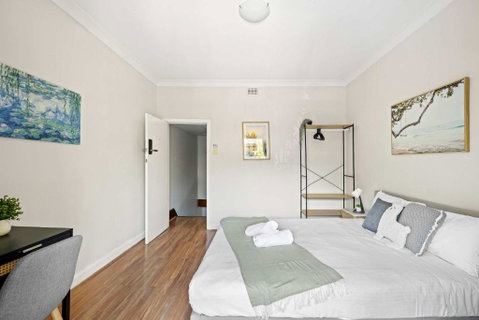 Rustic Queen Room In Glebe - Next To USYD - Shared Bathroom - Accommodation Kalgoorlie 0