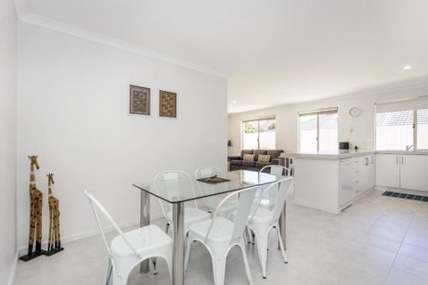 Safari Family Stay - EXECUTIVE ESCAPES - Accommodation Kalgoorlie 1