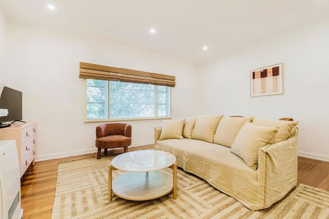 Salmon Calm - Trendy Velvet Allure By Albert Park - Accommodation Kalgoorlie 2