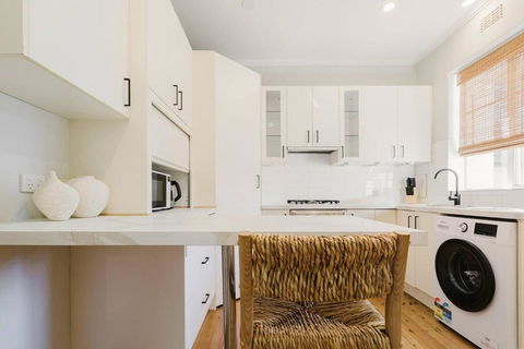 Salmon Calm - Trendy Velvet Allure By Albert Park - Accommodation Kalgoorlie 1