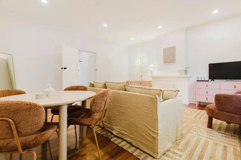 Salmon Calm - Trendy Velvet Allure By Albert Park - Accommodation Kalgoorlie 3