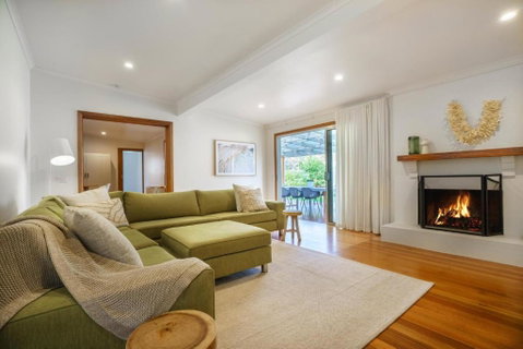 Salt Air Beach Retreat - 280m Walk To Foreshore, Check Out 5pm Sunday! - Accommodation Kalgoorlie 0
