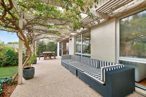 Salt Air Hideaway With Lush Backyard - Accommodation Kalgoorlie 2