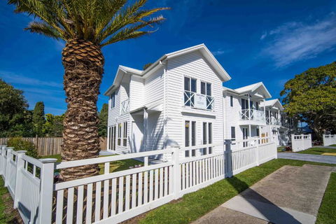 Salty Palms By The Sea - ONE - Accommodation Kalgoorlie 0