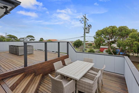 Sanctuary Lodge By Ready Set Stay - BYO LINEN & TOWELS - Accommodation Kalgoorlie 3