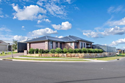 Sandstone - Family Entertainer, Refined Living - Accommodation Kalgoorlie 3