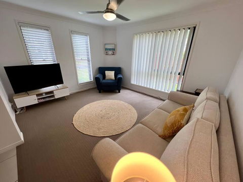 Sandstone Point Sleeps 10, 4-bedroom Home - Accommodation Kalgoorlie 1