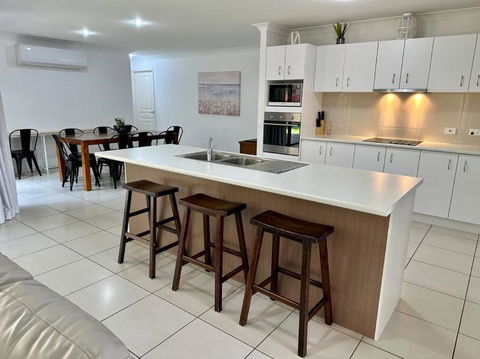 Sandstone Point Sleeps 10, 4-bedroom Home - Accommodation Kalgoorlie 2