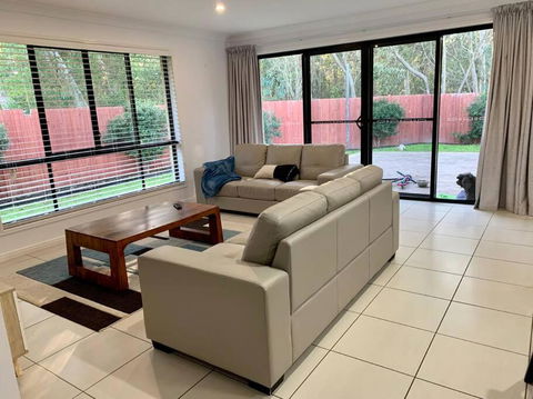 Sandstone Point Sleeps 10, 4-bedroom Home - Accommodation Kalgoorlie 0