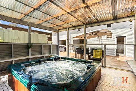 Sandy Bay Getaway W Spa 4 Bdr - Accommodation Kalgoorlie 0