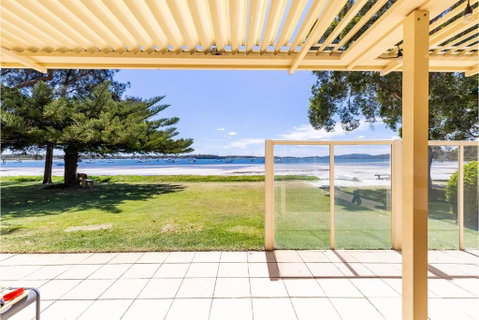 Sandy Beach House Corlette Unit 1 Waterfront WI-FI Aircon - Accommodation Kalgoorlie 1