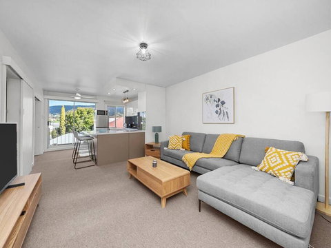 Sandy Bay Apartment With Hobart River View, Near UTAS - Stroll To Cafes And Shops - Accommodation Kalgoorlie 0