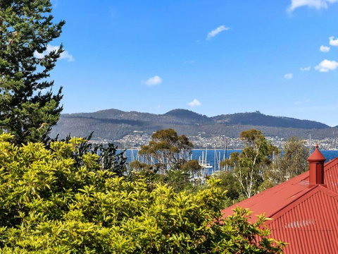 Sandy Bay Apartment With Hobart River View, Near UTAS - Stroll To Cafes And Shops - Accommodation Kalgoorlie 1
