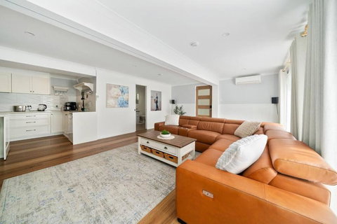 Spacious Home, Pool, Sauna Fits 10ppl - Accommodation Kalgoorlie 2