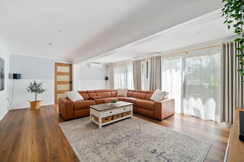 Spacious Home, Pool, Sauna Fits 10ppl - Accommodation Kalgoorlie 3