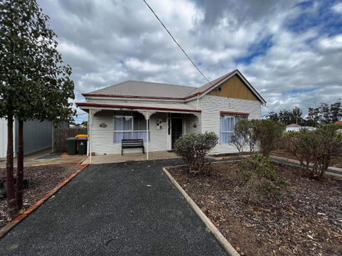 The Crooked Cottage - Accommodation Kalgoorlie 0
