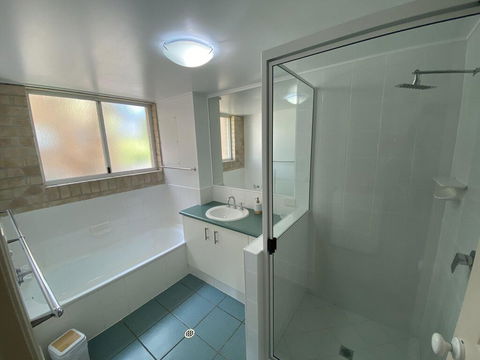 Beachside 2 - 3 BDRM Budget Apt Close To Beach - Accommodation Kalgoorlie 2