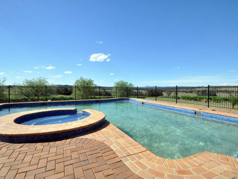 Beggars Bridge Vineyard Homestead W/ Pool + Wifi + Tennis + Vineyard - Accommodation Kalgoorlie 0