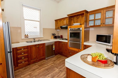 Best Central House - SLEEPS 11 !! - Accommodation Kalgoorlie 2