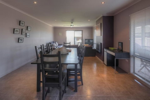 Birdland - Bold, Unique And Modern - Accommodation Kalgoorlie 3