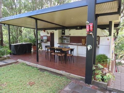 BoBRENE On Tamborine Nude Retreat - Cosy Chalet - Accommodation Kalgoorlie 3