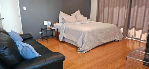 Private King Bed Guest Suite - Accommodation Kalgoorlie 0